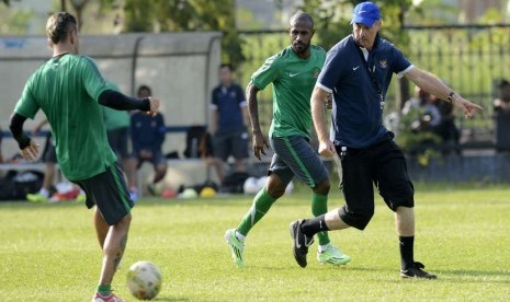   Pelatih Timnas Indonesia Alfred Rield (kanan) memberikan intruksi kepada Christian Gonzales (kiri) dan Boaz Salossa (tengah) latihan di lapangan 1, Komplek Stadion My Dinh, Hanoi, Senin (24/11).  (Antara/Prasetyo Utomo)