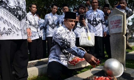 ?  ? Menteri Pendidikan dan Kebudayaan Anies Baswedan, berziarah ke Taman Makam Pahlawan Kalibata, dalam rangka memperingati hari Guru Nasional 2014 dan HUT ke -69 PGRI, Jakarta, Senin (24/11).