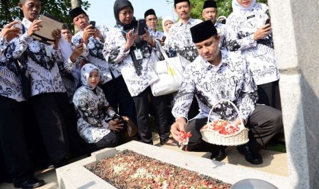 ?  ? Menteri Pendidikan dan Kebudayaan Anies Baswedan, berziarah ke Taman Makam Pahlawan Kalibata, dalam rangka memperingati hari Guru Nasional 2014 dan HUT ke -69 PGRI, Jakarta, Senin (24/11).