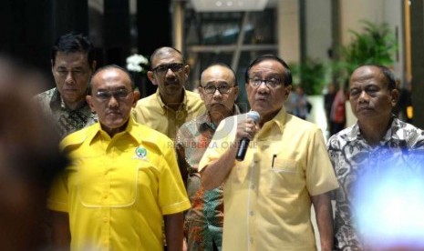  Ketua Umum Partai Golkar Aburizal Bakrie bersama Ketua Dewan Pertimbangan Partai Golongan Karya Akbar Tanjung menggelar konferensi pers terkait penyenggelaraan Munas ke-7 Partai Golkar di Jakarta, Selasa (25/11) malam. (Republika/Wihdan)