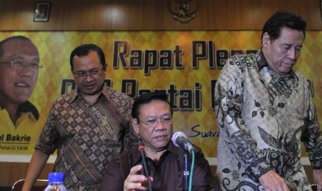  Wakil Ketua Umum Partai Golkar Agung Laksono (tengah) didampingi Priyo Budi Santoso (kiri) dan Muladi (kanan) membuka skors rapat pleno Partai Golkar di DPP Golkar, Jakarta, Selasa (25/11). 