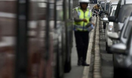    Pengguna motor berusaha keluar dari jalur busway untuk menghindari petugas yang melaksanakan Operasi Zebra Jaya 2014 di kawasan Terminal Senen, Jakarta Pusat, Rabu (26/11).  (Antara/Fanny Octavianus/)