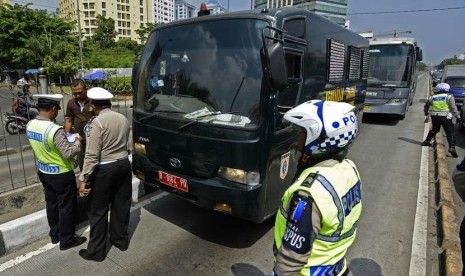  Polisi memberi surat tilang pada kendaraan pelat merah yang masuk ke jalur busway saat Operasi Zebra Jaya 2014 di kawasan Terminal Senen, Jakarta Pusat, Rabu (26/11).   (Antara/Fanny Octavianus)