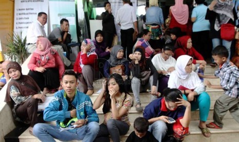  Warga mengantre untuk mendaftar kartu BPJS Kesehatan di Kantor BPJS Cabang Jakarta Selatan, Rabu (26/11).   (Republika/ Yasin Habibi)