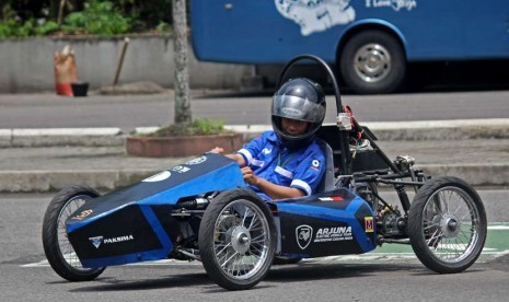  Mahasiswa melakukan test drive mobil listrik buatan Tim Mobil Listrik Arjuna UGM di Balairung UGM, Yogyakarta, Rabu (26/11).  (Antara/Noveradika)