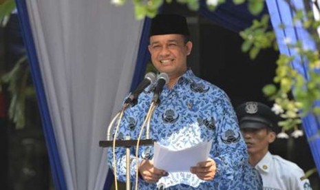  Mendikbud Anis Baswedan memberikan sambutan pada upacara peringatan Hari Guru Nasional dan HUT PGRI ke-69 di halaman kantor Kementerian Pendidikan dan Kebudayaan (25/11).  (dok. Kemendikbud/Ridwan Maulana)