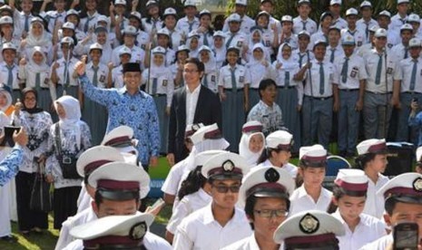  Mendikbud Anies Baswedan berselfie ria dengan beberapa pelajar seusai upacara pada peringatan Hari Guru Nasional dan HUT PGRI ke-69 di halaman kantor Kementerian Pendidikan dan Kebudayaan, Jakarta, Selasa (25/11).   (dok. Kemendikbud/Ridwan Maulana)