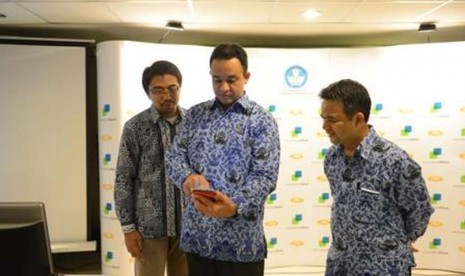   Mendikbud Anis Baswedan beserta Kepala PIH Ibnu Hamad dan didampingi oleh tim developer 