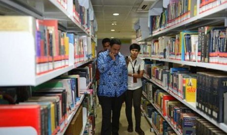   Mendikbud Anis Baswedan meninjau Perpustakaan Kemdikbud untuk melihat koleksi buku-buku di Perpustakaan Kemdikbud,  Jakarta (25/11). (foto: kemendikbud)