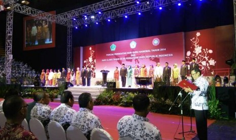   Puncak Peringatan Hari Guru Nasional 2014 dan Hari Ulang Tahun ke-69 Persatuan Guru Republik Indonesia (PGRI) di Istora Senayan Jakarta, Kamis (27/11).  (Republika/Niken)