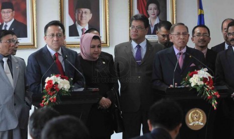  Ketua DPD RI, Irman Gusman (kiri) bersama Pimpinan Delegasi Dewan Negara Malaysia, Tan Sri Abu Zahar Ujang (kanan) menggelar jumpa pers usai melakukan pertemuan tertutup di gedung Nusantara III Senayan, Jakarta, Kamis (27/11).  (Republika/Agung Supriyanto