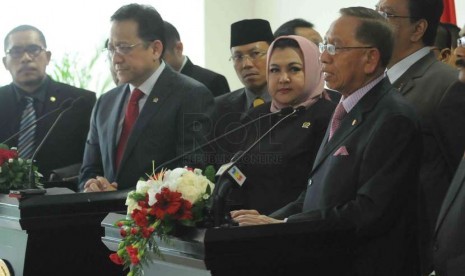     Ketua DPD RI, Irman Gusman (kedua kiri) menerima kunjungan Pimpinan Delegasi Dewan Negara Malaysia, Tan Sri Abu Zahar Ujang (kanan) di gedung Nusantara III Senayan, Jakarta, Kamis (27/11).  (Republika/Agung Supriyanto)