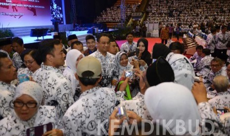   Mendikbud Anies Baswedan menyapa para guru pada Puncak Peringatan Hari Guru Nasional dan HUT PGRI ke-69 di Istora Senayan, Jakarta (27/11).  (Kemdikbud/Jilan Rifai)