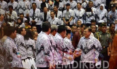   Wakil Presiden Jusuf Kalla tiba di Istora Senayan pada Puncak Peringatan Hari Guru Nasional dan HUT PGRI ke-69 di Istora Senayan, Jakarta (27/11).  (Kemdikbud/Ridwan Maulana)