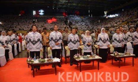 Selain Wapres Jusuf Kalla, Puncak Peringatan HGN dan HUT PGRI ke-69, jugs dihadiri oleh sejumlah menteri, diantaranya Menag Lukman Hakim.  (Kemdikbud/Jilan Rifai)