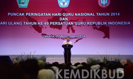 Ketua PGRI Sulistyo memberikan kata sambutan pada Puncak Peringatan Hari Guru Nasional dan HUT PGRI ke-69  di Istora Senayan, Jakarta (27/11).  (Kemdikbud/Ridwan Maulana)