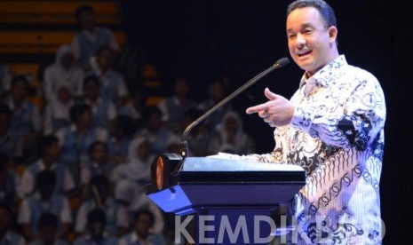   Mendikbud Anies Baswedan memberikan pada Puncak Peringatan Hari Guru Nasional dan HUT PGRI ke-6 di Istora Senayan, Jakarta (27/11).  (Kemdikbud/Jilan Rifai)