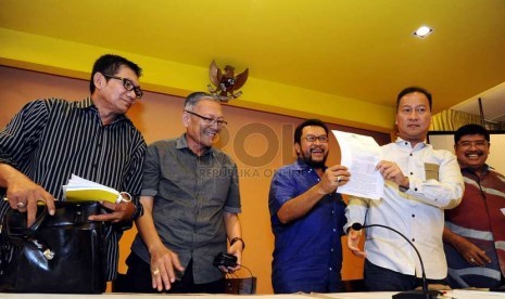  Anggota tim Presidium Penyelamat Partai Golkar menggelar konferensi pers di kantor DPP Parta Golkar, Jakarta, Jumat (28/11).   (Republika/ Tahta Aidilla)