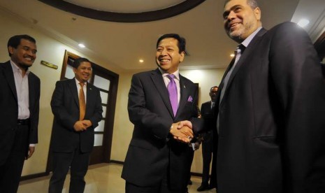   Ketua DPR Setya Novanto (kedua kanan) didampingi Wakil Ketua DPR Fachri Hamzah (kedua kiri) menyalami Kepala Biro Politik Hamas Abu Umar Muhammad (kanan) di Kompleks Parlemen Senayan, Jakarta, Jumat (28/11). (Antara/Yudhi Mahatma)