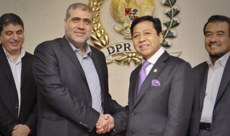  Ketua DPR Setya Novanto (kedua kanan) berjabat tangan dengan Kepala Biro Politik Hamas Abu Umar Muhammad (kedua kiri) bersama sejumlah delegasi Hamas - Palestina saat pertemuan di Kompleks Parlemen Senayan, Jakarta, Jumat (28/11).  (Antara/Yudhi Mahatma)