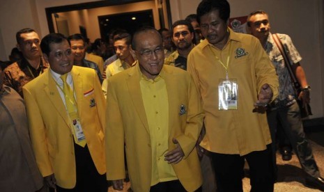  Ketua Umum Partai Golkar, Aburizal Bakrie (tengah) berbincang dengan  Ketua DPD Partai Golkar Bali, I Ketut Sudikerta (kanan) dan Ketua Penyelenggara Munas Golkar IX, Nurdin Halid (kiri) dalam pembukaan Munas IX Partai Golkar di Nusa Dua, Bali, Ahad (30/1