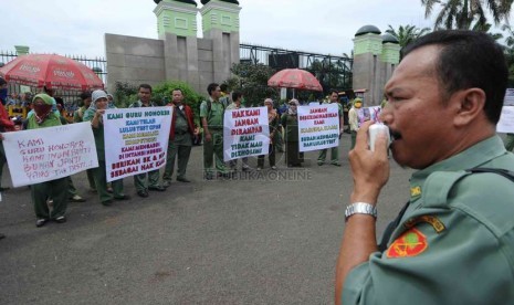  Guru honorer yang tergabung dalam Front Pembela Honorer Indonesia (FPHI) berunjuk rasa di depan Komplek Parlemen, Senayan, Jakarta, Senin (1/12).  (Republika/Agung Supriyanto)