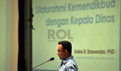 Menteri Pendidikan dan Kebudayaan Anies Baswedan saat menjadi pembicara pada pertemuan dengan Kepala Dinas Pendidikan provinsi, kabupaten dan kota se-Indonesia di gedung Kemdikbud, Senayan, Jakarta, Senin (1/12). ( Republika/Rakhmawaty La'lang)