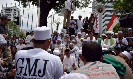  Sejumlah ormas Islam yang tergabung dalam Gerakan Masyarakat Jakarta (GMJ) melakukan aksi damai menolak Basuki Tjahaja Purnama menjadi Gubernur DKI Jakarta di depan gedung Balaikota DKI Jakarta, Jakarta, Senin (1/12).  (Republika/Rakhmawaty La'lang)