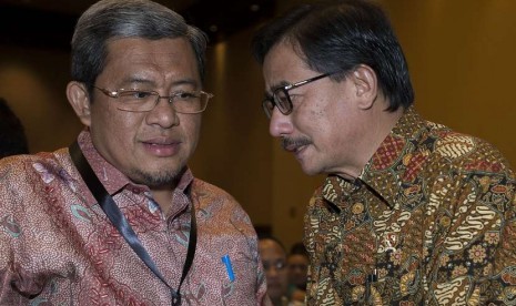  Menteri Agraria dan Tata Ruang/Kepala BPN Ferry Mursyidan Baldan (kanan) berbincang dengan Gubernur Jawa Barat Ahmad Heryawan saat pembukaan Konferensi Nasional Pemberantasan Korupsi (KNPK) Tahun 2014 di Jakarta, Selasa (2/12). (Antara/Widodo S. Jusuf)