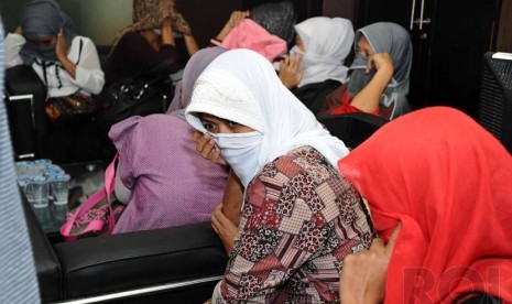  Tenaga Kerja Wanita (TKW) yang dipulangkan dari Kuala Lumpur, Malaysia tiba di Bareskrim Mabes Polri, Jakarta, Rabu (3/12).  (Republika/ Tahta Aidilla)