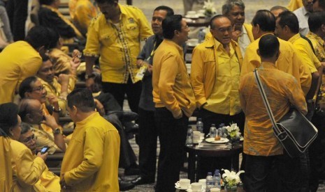  Ketua Umum Partai Golkar terpilih, Aburizal Bakrie (keempat kanan) berbincang dengan politisi Partai Golkar Theo L Sambuaga dan Fadel Muhammmad usai penetapan Ketum Golkar dalam Munas IX di Nusa Dua, Bali, Rabu (3/12). (Antara/Puspa Perwitasari)