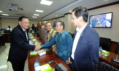  Gubernur Bank Indonesia, Agus DW Martowardojo mengikuti rapat kerja dengan Komite IV DPD RI di Gedung DPD Kompleks Parlemen Senayan, Jakarta, Rabu (3/12).  (Republika/Agung Supriyanto)