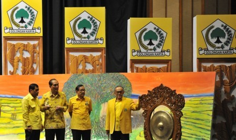  Ketua Umum Partai Golkar terpilih, Aburizal Bakrie (kanan) menutup Munas Partai Golkar di Nusa Dua, Bali, Kamis (4/12). (Antara/Puspa Perwitasari)