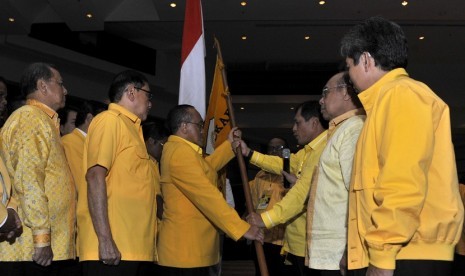  Ketua Umum Partai Golkar, Aburizal Bakrie (ketiga kiri) menerima panji Partai Golkar dari Ketua Steering Commitee Munas IX Golkar Nurdin Halid (ketiga kanan) saat penutupan Munas Partai Golkar di Nusa Dua, Bali, Kamis (4/12). (Antara/Puspa Perwitasari)