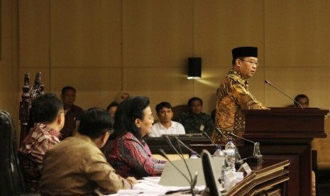  BPK Harry Azhar Aziz (kanan) membacakan laporan kinerja BPK semester I/2014 saat Rapat Paripurna DPD RI di Kompleks Parlemen Senayan, Jakarta, Jumat (5/12).  (Antara/Reno Esnir)