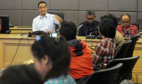   Mendikbud Anies Baswedan memberikan keterangan pers terkait penghentian pelaksanaan kurikulum 2013 di Gedung Kementerian Pendidikan dan Kebudayaan, Jakarta, Jumat (5/12).(Republika/Agung Supriyanto)