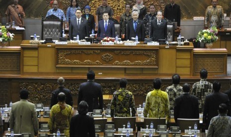   Ketua DPR Setya Novanto (tengah) didampingi para Wakil Ketua DPR dari kiri Fadli Zon, Agus Hermanto, Taufik Kurniawan, memimpin rapat paripurna di Kompleks Parlemen, Senayan, Jakarta, Jumat (5/12).(Antara/Andika Wahyu)