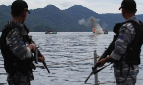   Kapal ikan asing asal Vietnam diledakkan dan ditenggelamkan oleh TNI Angkatan Laut di perairan Natuna, Kepulauan Riau, Jumat (5/12). (Antara/Immanuel Antonius)