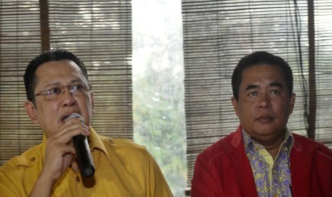  Ketua Fraksi Golkar DPR Ade Komarudin (kanan) didampingi Sekretaris Fraksi Bambang Soesatyo memberikan keterangan terkait pelaksanaan Munas Golkar Jakarta di Jakarta, Ahad (7/12). (Antara/Wahyu Putro)