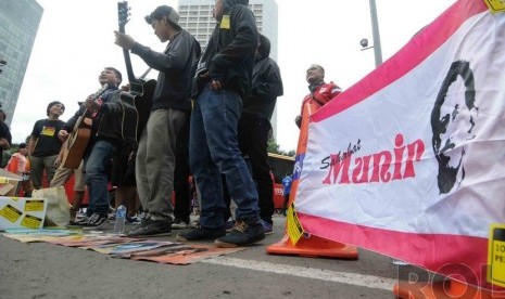 Sejumlah aktivis Sahabat Munir bernyanyi meneriakkan hak asasi manusia di Bundaran HI, Jakarta, Ahad (7/12). (Republika/Agung Supriyanto)