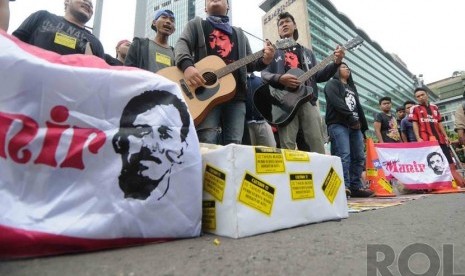 Sejumlah aktivis Sahabat Munir bernyanyi meneriakkan hak asasi manusia di Bundaran HI, Jakarta, Ahad (7/12). (Republika/Agung Supriyanto)