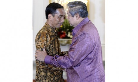 Presiden Joko Widodo (kiri) menerima Chairman Global Green Growth Institute Susilo Bambang Yudhoyono di Istana Merdeka, Jakarta, Senin (8/12). (Antara/Prasetyo Utomo)