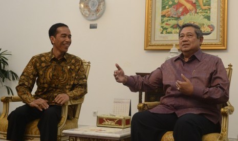 Presiden Joko Widodo (kiri) menerima Chairman Global Green Growth Institute Susilo Bambang Yudhoyono di Istana Merdeka, Jakarta, Senin (8/12). (Antara/Prasetyo Utomo)