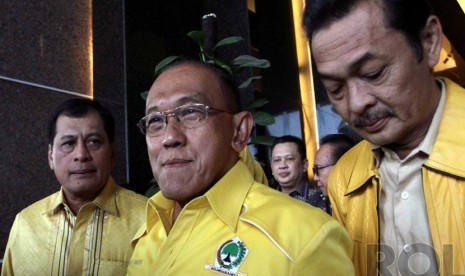  Ketua Umum Partai Golkar Aburizal Bakrie (tengah) usai menyerahkan laporan hasil Munas IX partai Golkar di Bali ke Kemenkumham, Jakarta, Senin (8/12). (Republika/Tahta Aidilla)