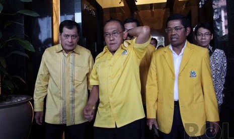     Ketua Umum Partai Golkar Aburizal Bakrie (tengah) didampingi Sekjen Partai Golkar Idrus Marham (kanan) berjalan usai menyerahkan laporan hasil Munas IX partai Golkar di Bali ke Kemenkumham, Jakarta, Senin (8/12). (Republika/Tahta Aidilla)