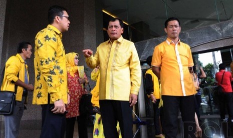  Politisi Partai Golkar Dolly Kurnia (kiri) dan Nurdin Halid (tengah)  -foto ilustrasi-  (Republika/Tahta Aidilla)