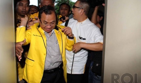    Wakil Ketua Umum Partai Golkar Priyo Budi Santoso tiba di gedung Kemenkumham, Jakarta, Senin (8/12), saat akan menyerahkan hasil Munas Partai Golkar di Ancol. (Republika/Tahta Aidilla)