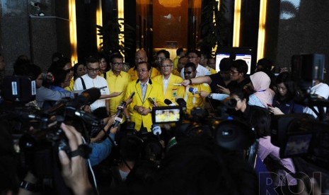 Wakil Ketua Umum Partai Golkar Priyo Budi Santoso berbicara kepada media usai menyerahkan hasil Munas Partai Golkar di Ancol ke Kemenkumham, Jakarta, senin (8/12). (Republika/Tahta Aidilla)