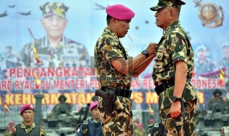  Komandan Korps Marinir Mayjen TNI (Mar) A Faridz Wasingthon (kiri), menyematkan brevet kehormatan Trimedia kepada Menhan Ryamizard Ryacudu di Lapangan Apel Kesatrian Marinir Cilandak, Jakarta Selatan, Selasa (9/12). (Republika/Rakhmawaty La'lang)