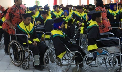  Penyandang cacat peserta rehabilitasi mengikuti wisuda program Penerima Manfaat di Balai Besar Rehabilitasi Sosial Bina Daksa (BBRSBD) Prof. Dr. Soeharso Solo, Jawa Tengah, Kamis (11/12).(Antara/Maulana Surya)